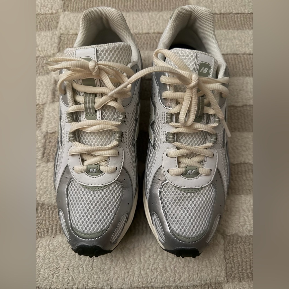 SOLD New Balance 204L Sneakers